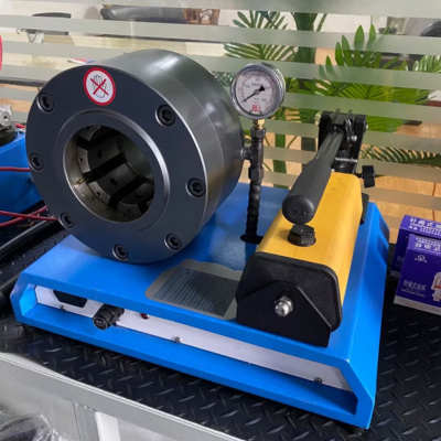 Machine à sertir les tuyaux hydrauliques manuelle